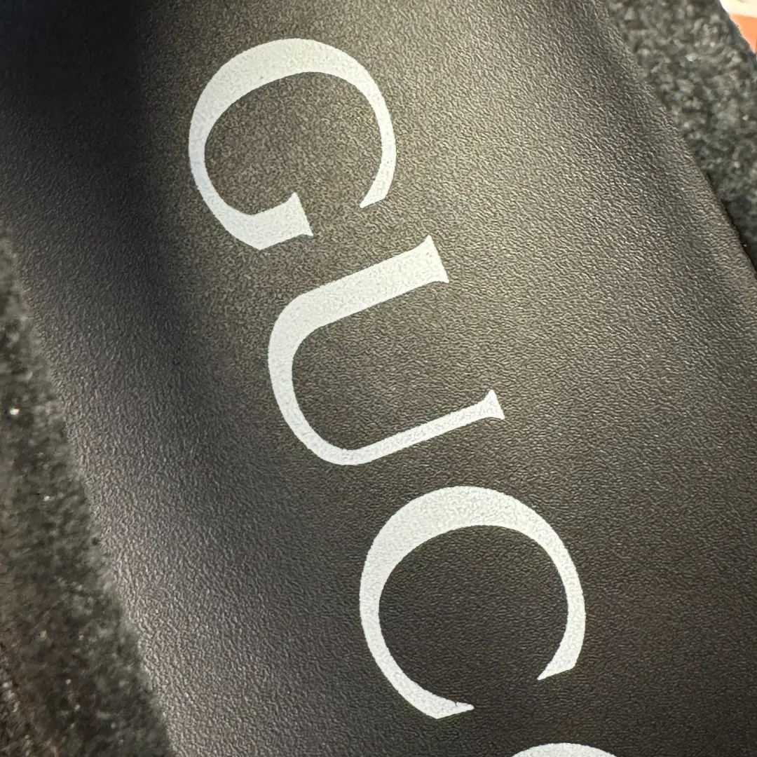 Batch 780 Gucci/Gucci new men's loafers with GG details, thick-soled slip-ons! The design of this men's lace-up shoe is rooted in the brand's heritage. It is carefully crafted from high-quality calfskin/open-edge beaded cowhide/suede cowhide. It is made of various leather types and is embellished with GG printed embossed suede leather details, which pays homage to Gucci's classic monogram. The rubber sole with GG pattern adds a modern touch to the design. Classic and simple sponge cake style design. European and American classic version, full calfskin lining. The overall upper texture is soft. The lining is comfortable and breathable. 2CM thickened soft rubber sole, easy to control. Versatile and stylish on the foot. Available in multiple colors to meet different matching needs. Full package! Size: 39-40-41-42-43-44 leather shoe size (can be customized to 38.45.46) Item number: 7826 Loafers black suede